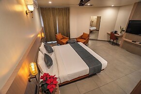 Aura Inn & Suites