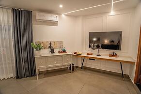 Aura Inn & Suites