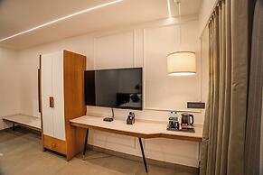 Aura Inn & Suites