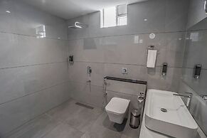 Aura Inn & Suites