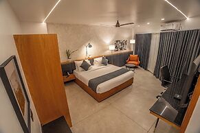 Aura Inn & Suites