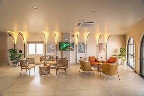 Aura Inn & Suites