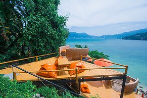 The Cozy Beach Front Hotel