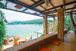 The Cozy Beach Front Hotel