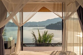 The Cozy Beach Front Hotel