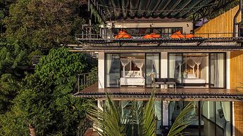The Cozy Beach Front Hotel