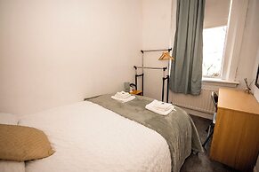 Apt - Sleeps 10 - Parking - Ideal for Contractors