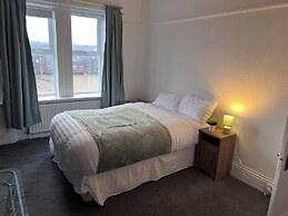 Apt - Sleeps 10 - Parking - Ideal for Contractors