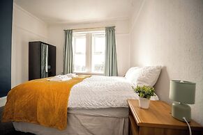 Apt - Sleeps 10 - Parking - Ideal for Contractors