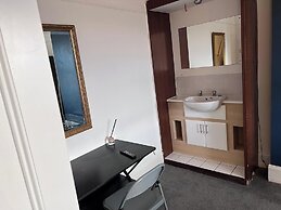 Apt - Sleeps 10 - Parking - Ideal for Contractors