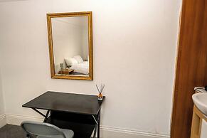Apt - Sleeps 10 - Parking - Ideal for Contractors
