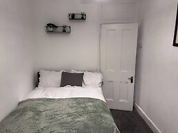 Apt - Sleeps 10 - Parking - Ideal for Contractors
