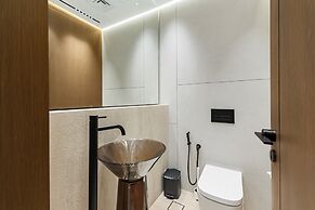 Prime JLT Stay Near Metro Lakeside Dining