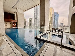 Prime JLT Stay Near Metro Lakeside Dining