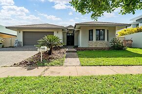 Zen Orient Luxurious 4BR Oasis With Private Pool