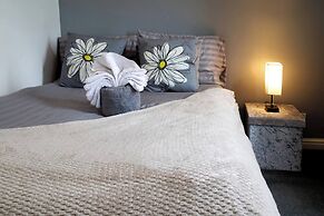 Elegant 5-bedroom Home- Fast Wifi, Free Parking & Netflix