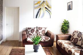 Elegant 5-bedroom Home- Fast Wifi, Free Parking & Netflix