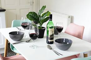 Elegant 5-bedroom Home- Fast Wifi, Free Parking & Netflix