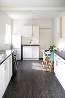Elegant 5-bedroom Home- Fast Wifi, Free Parking & Netflix