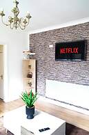 Elegant 5-bedroom Home- Fast Wifi, Free Parking & Netflix
