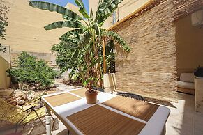 Classic 1BR Seafront Townhouse & Garden