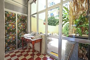 Classic 1BR Seafront Townhouse & Garden