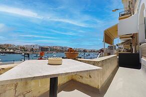 Classic 1BR Seafront Townhouse & Garden