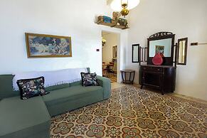 Classic 1BR Seafront Townhouse & Garden