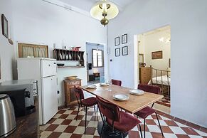 Classic 1BR Seafront Townhouse & Garden