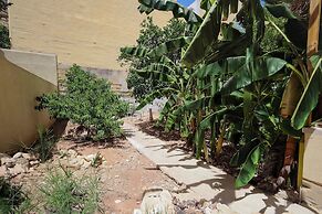 Classic 1BR Seafront Townhouse & Garden