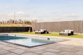 Luxury Cotswolds Estate with Pool