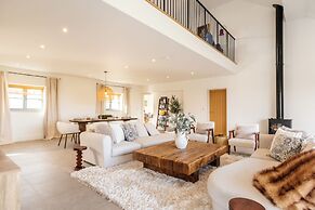 Luxury Cotswolds Estate with Pool
