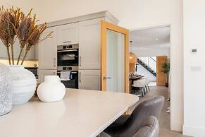 Luxury Cotswolds Estate with Pool