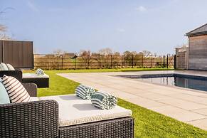 Luxury Cotswolds Estate with Pool