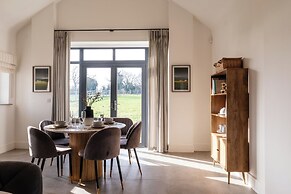 Luxury Cotswolds Estate with Pool