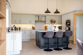 Luxury Cotswolds Estate with Pool