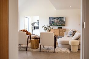 Luxury Cotswolds Estate with Pool