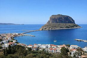Matroni s House - Seafront Getaway in Monemvasia