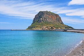 Matroni s House - Seafront Getaway in Monemvasia