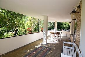 Large Holiday Home With Private Garden