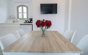 Oia's Square Residences