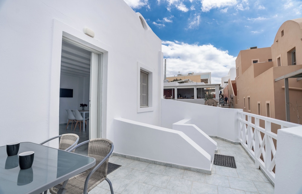 Oia's Square Residences