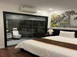 ROYAL HOTEL