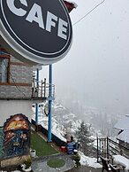 Cafe Kush Tosh And Stay