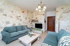 M N Luxury Apartment Sea View