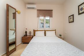 M N Luxury Apartment Sea View