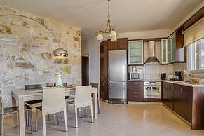 M N Luxury Apartment Sea View