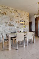 M N Luxury Apartment Sea View