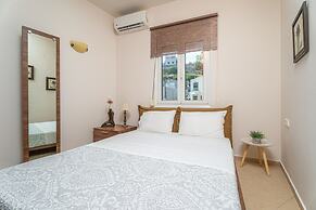M N Luxury Apartment Sea View