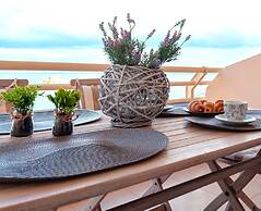 M N Luxury Apartment Sea View